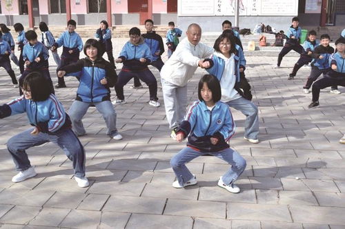 图为武术教练在做课外辅导