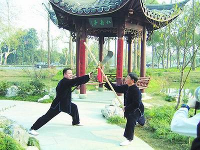 文汇报:中英武术高手杭州西湖切磋(附图)