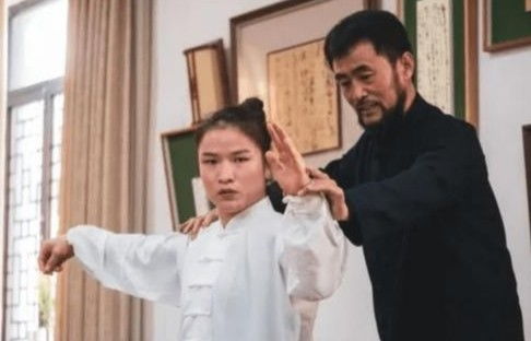 张伟丽为什么被罗斯秒杀 专家 练传统武术惹的祸,越练越差