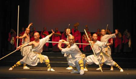 图文:少林寺武僧表演少林棍